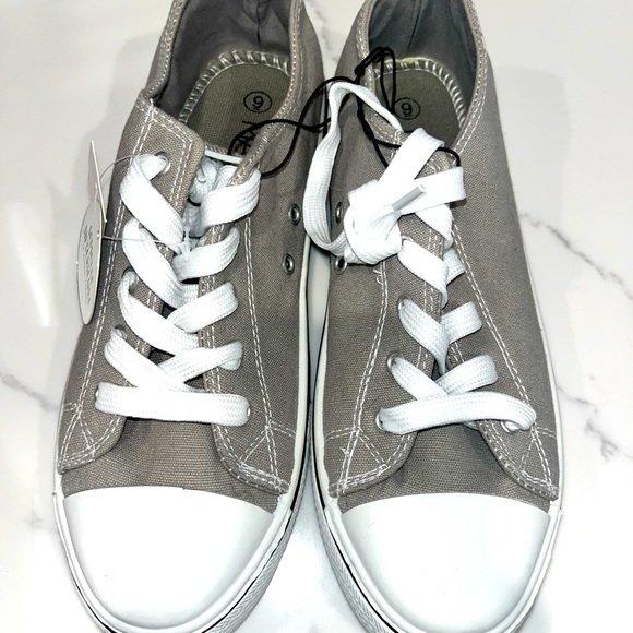 New Women’s SZ 9 Memory Foam Sneaker - Picture 1 of 6